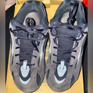 Good condition YEEZY BOOST 700 V2 'VANTA' black size 2.5
